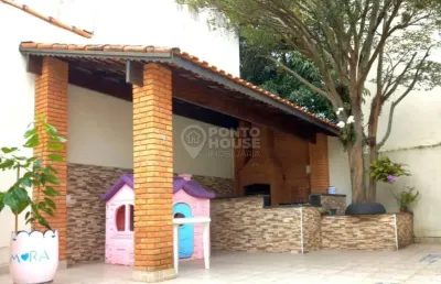 Casa assobradada de 229m² com 3 dormitórios , 1 suite , churrasqueira , quintal