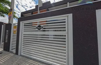 Sobrado de frente para rua com excelente padrão e acabamento