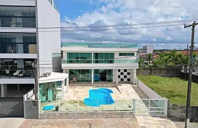 Casa triplex frente mar e com piscina, no balneário caravelas
