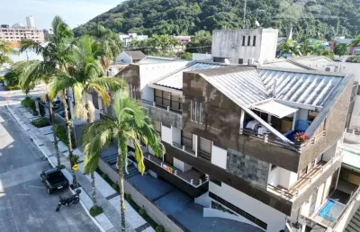 Cobertura duplex a poucos metros da praia em caiobá
