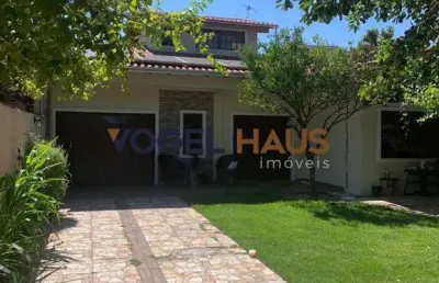 Casa à venda com amplo pátio no bairro harmonia, em canoas.