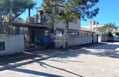 Casa com 4 quartos à venda na servidão venâncio bernardino das chagas, 510, rio tavares, florianópolis por r$ 2.250.000