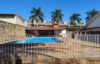 Ampla casa residencal com ótima opção para fins comerciais casa de rua com 6 quarto(s) e 6 banheiro(s) à venda, 633 por r$ 2.800.000 no setor jardim américa ad22478