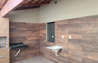 Casa térrea 3 quartos com suíte, pé direito duplo e acabamento de alto padrão no jardim são josé em goiânia casa de rua com 3 quarto(s) e 2 banheiro(s) à venda, 102 por r$ 350.000 no setor jardim são 