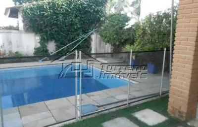 Condomínio fechado - amplo quintal - 4 dormitórios com piscina.