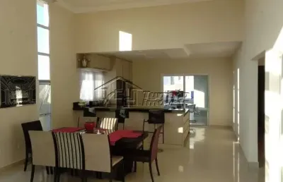 Ótima casa em condomínio fechado com lindo jardim de entrada