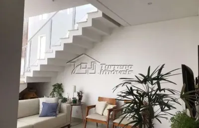 Linda casa com pé direito duplo em condomínio fechado no urbanova