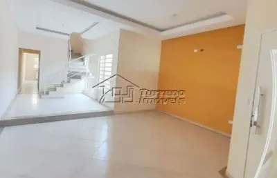 Casa com 3 pavimentos e excelente localização no parque industrial