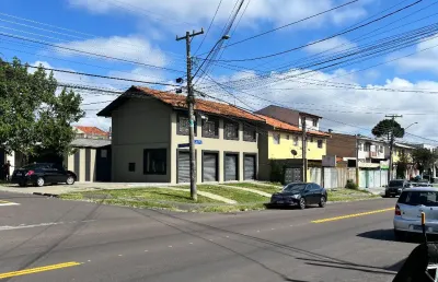 Ótimo imóvel comercial de esquina no cajuru com 4 lojas e 4 salas!