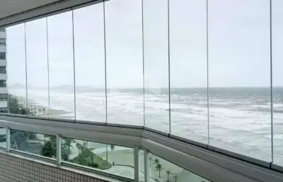 Lindo apto. 03 suites, enorme sacada toda envidraçada c/ frente livre para praia. caiçara, praia grande sp.