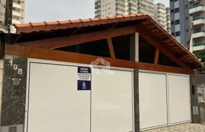 Casa geminada a 200 mts da praia.02 dorms. (01 suite) 02 vagas, espaço gourmet. ocian, praia grande sp.