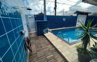 Casa com piscina. 03 dorms. (01 suite) 03 vagas, 03 wc social, terraço gourmet. baln. maracanã, praia grande sp.