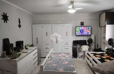 Kitnet na praia. sala living, wc social, 01 vaga de garagem, 33,50 m² área útil. maracanã, praia grande sp.