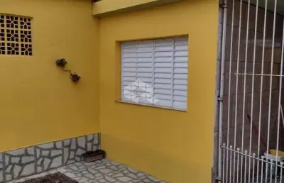 Casa térrea na praia. 02 dorms, sala, cozinha, 01 wc social, 01 vaga. preço bom!. ocian / praia grande sp.