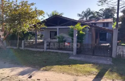 Sobrado contando com 7 quartos, excelente localização, próximo ao mar!