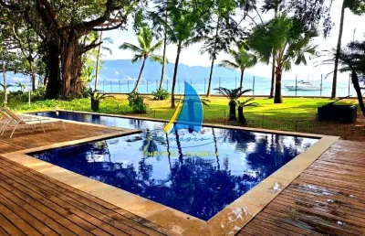 Uma vila particular no centro de ilhabela - a beira mar. área de 9.100 m² e 126 m de frente para o mar, com 658 m² de construção