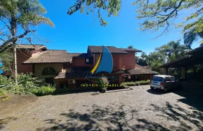 Casa à venda em costeira na ilhabela-sp, bairro ponta das canas: 5 quartos, 5 suítes, 3 salas, 8 banheiros, pier para embarcação até 75 pés, 2 poitas.