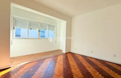 Apartamento  3 quartos amplo pátio,  reformado,  à venda no passo da areia,