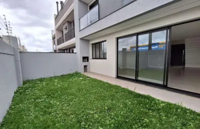 Santa cândida, casa em condomínio, nova, 3 quartos sendo 2 suítes, quintal com churrasqueira e 2 va