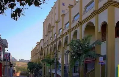 Shopping center à venda, 109 lojas, 86 vagas descobertas e 14 vagas cobertas, área total construída