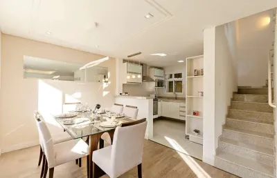 Barreirinha, sobrado em condomínio , mobiliado e decorado, san marino, 125m², churrasqueira, 2 vaga