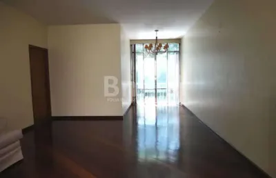 Apartamento com excelente  localização, planta e em otimo estado!!!