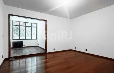Apartamento com excelente planta e muito silencioso.