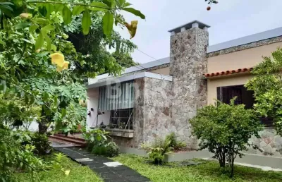 Vendo: excelente casa linear em paquetá com 185m2 de área construída em 933m2 de terreno.