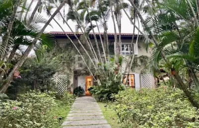 Linda casa reformada, com 4 quartos, sendo 3 suítes, em condomínio de luxo na barra da tijuca