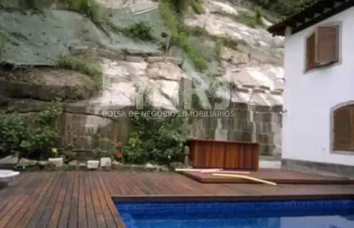 Casa duplex  em rua fechada com cancela, silenciosa com vista para o corcovado no cosme velho.