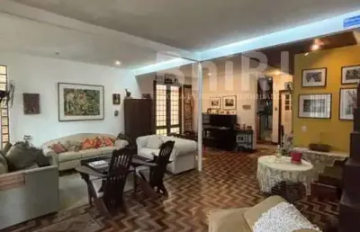 Casa na gávea, parte baixa, rua tranquila e próxima ao baixo gávea.