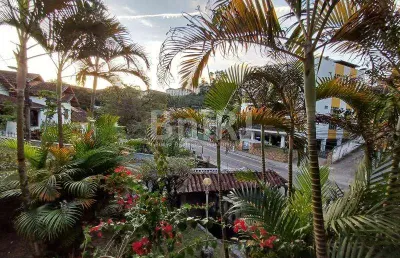 Casarão em petrópolis - próximo ao centro, 2 andares com quiosque e churrasqueira na área externa
