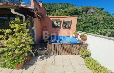 Cobertura duplex no humaitá, com vista para o cristo. hidromassagem na área externa, deck e chuveiro. 2 vagas de garagem.
