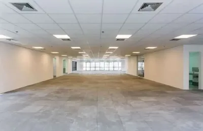 Pavimento de 400m² não mobiliado em primeira locação pós-retrofit