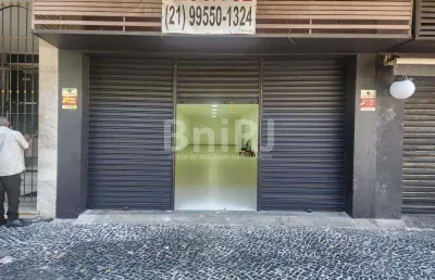 Excelente loja comercial com contendo 120metros totalmente reformada com parte hidráulica e dois banheiros novos.