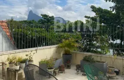 Residência clara, arejada e com vista para o mar ? centro de terreno