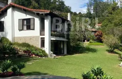 Refúgio de conforto e sofisticação em meio à natureza de nogueira em petrópolis