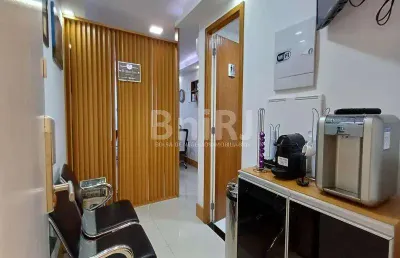 Linda sala comercial ao lado do shopping tijuca!!! decoração de extremo bom gosto. projeto de arquiteto!