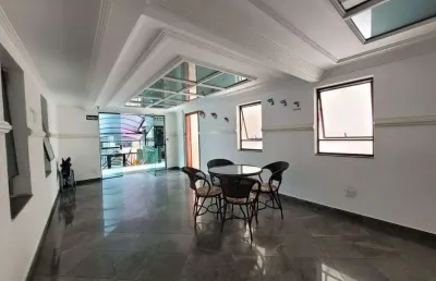 Charmoso apartamento de 1 dormitório com sacada, área gourmet e a 250m da praia.