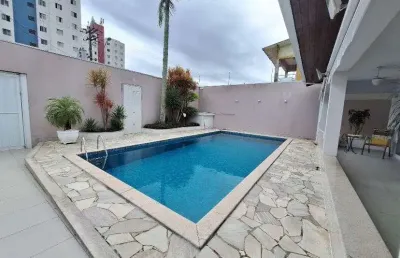 Linda casa no canto do forte- mobiliada pouco metros da praia