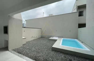 Sobrado com piscina a 350 metros da avenida em piçarras no itacolomi!