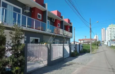 Sobrado com excelente acabamento, no bairro itacolomi em balneário piçarras-sc.