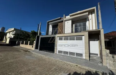Imperdível oportunidade de casa com 3 quartos e suíte no centro de penha-sc, 135,23 m² e 2 vagas de garagem