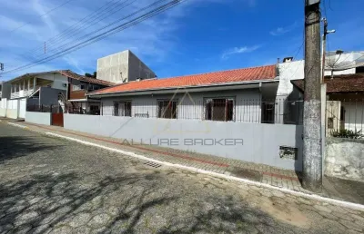 Casa a venda no centro de balneario piçarras próximo a mercado e todo comercio em geral, 500 metros da praia