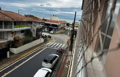 100 metros da praia central, com vista mar e 3 dormitórios