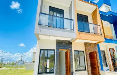 Sobrado de 101 m², com duas suítes, sala de estar, sala de jantar, lavabo, cozinha, piso em porcelanato, banheiros com pias esculpidas em mármore trav