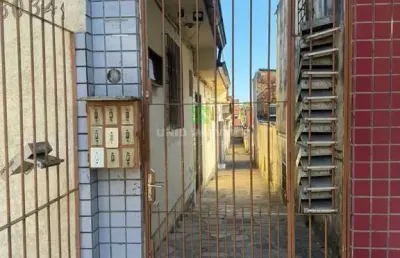 Imperdível oportunidade de adquirir casa em condomínio no bairro camaquã, porto alegre-rs: 1 quarto, 1 sala, 1 banheiro, 45,76 m².