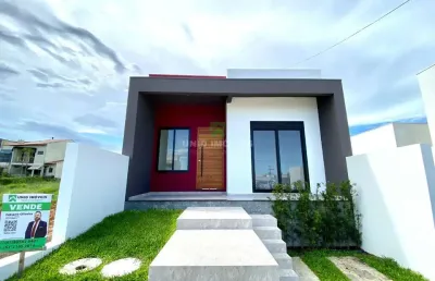 Casa térrea nova com 3 dormitórios sendo 1 suíte, living 2 ambientes, área de serviço fechada, banheiro social, pé direito auto, piso porcelanato de a