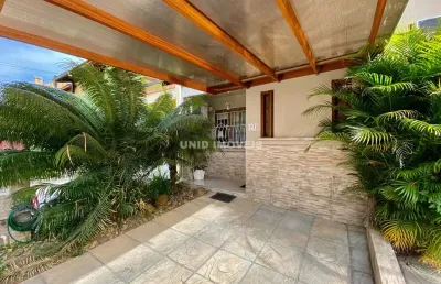 Casa de 3 dormitórios, sendo uma suíte, sala, cozinha, 3 banheiros, vaga de garagem para um carro.o imóvel fica semi mobiliado.  condomínio com infra