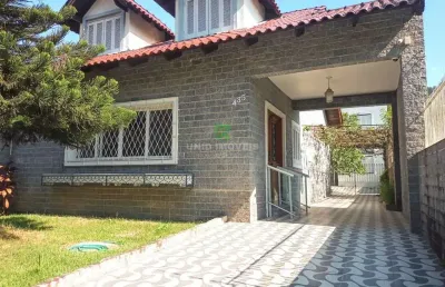 Residência com 4 dormitórios, suíte, closet, 5 vagas e muito pátio.